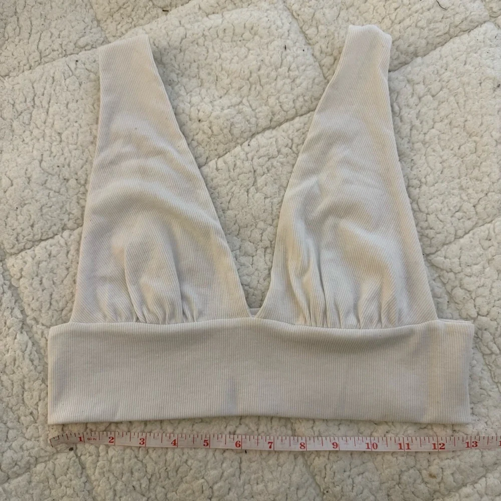 SHEIN white Ribbed V-Neck Crop Top - Picture 3 of 8